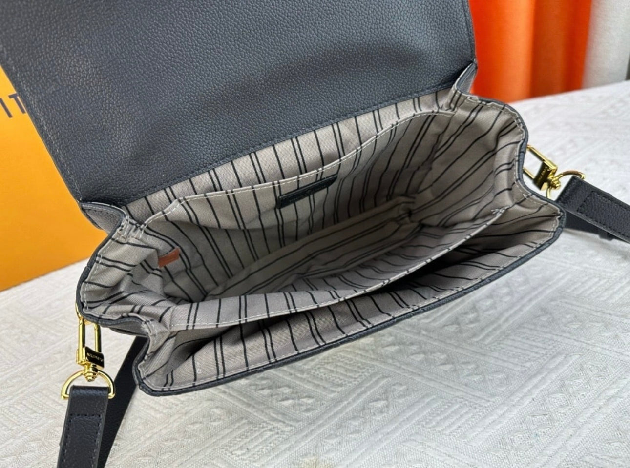 ELVEE CROSS BODY PURSE HARD BODY