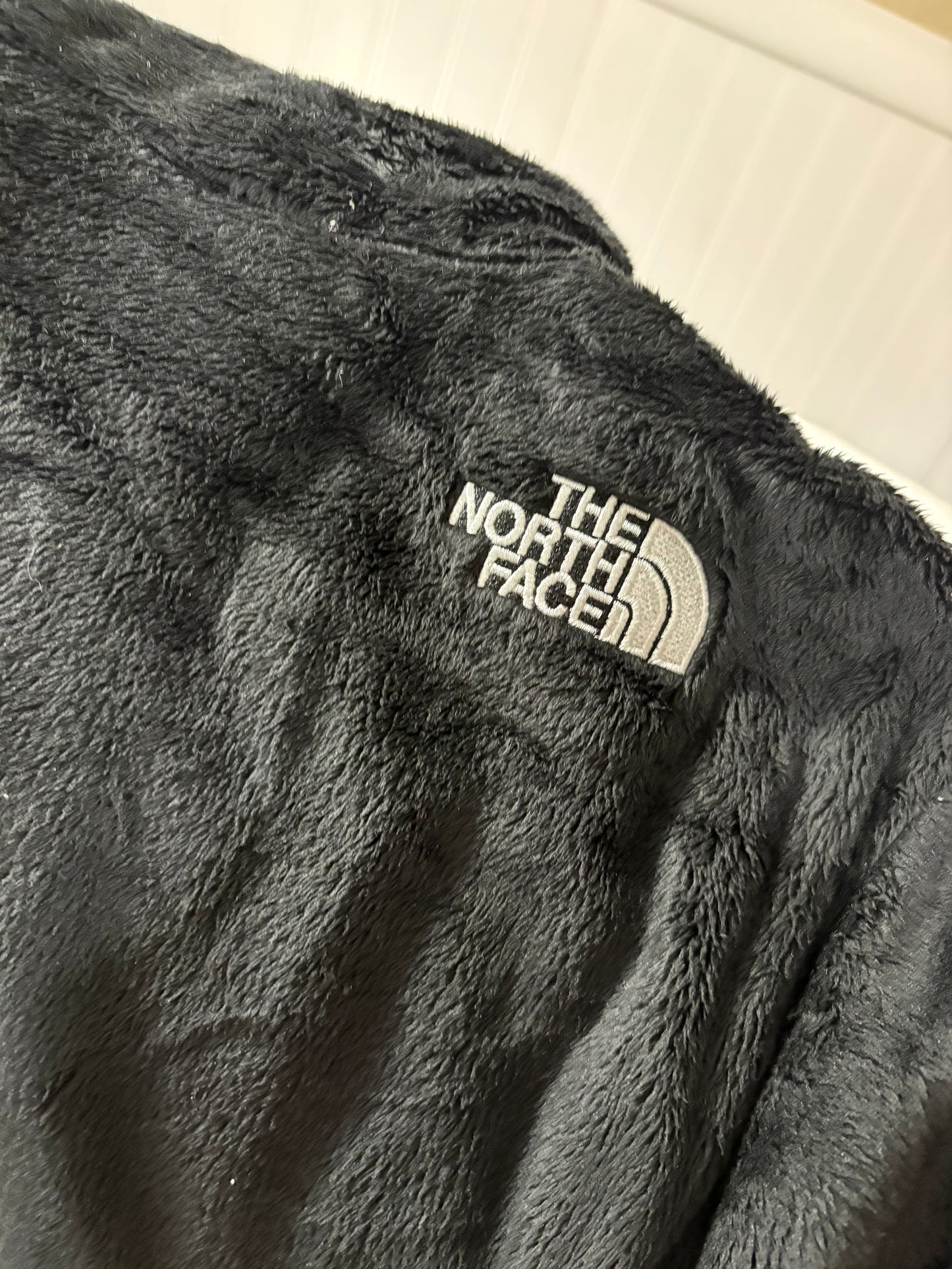 IN STOCK— FUZZY NORTH FACE JACKET: YOUTH MEDIUM 8/10
